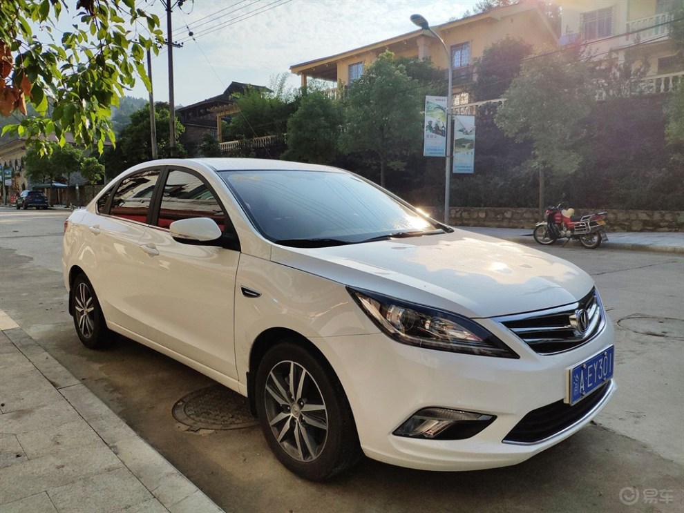 长安逸动图片(长安逸动图片白色)