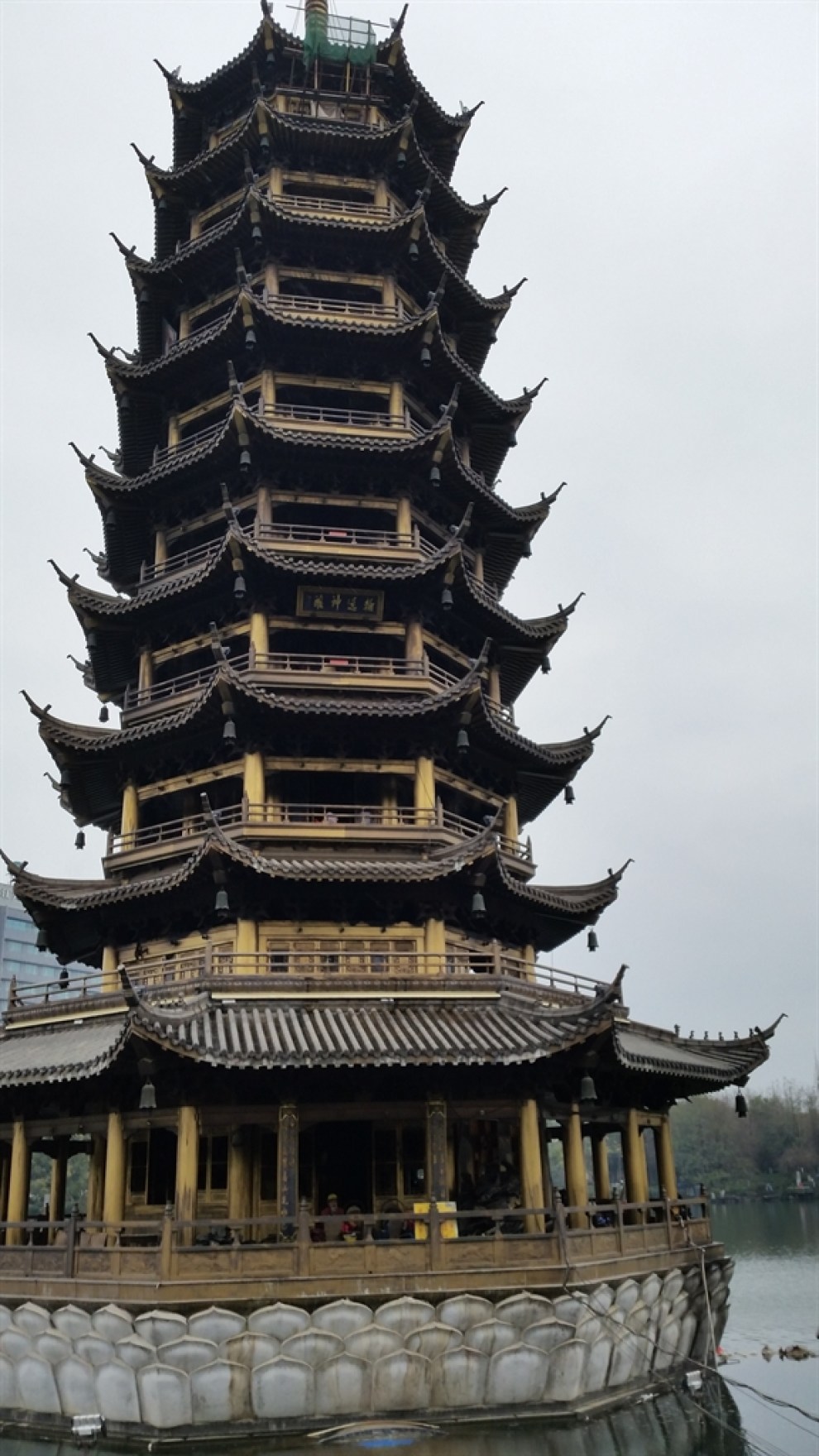 雨中游览双塔公园