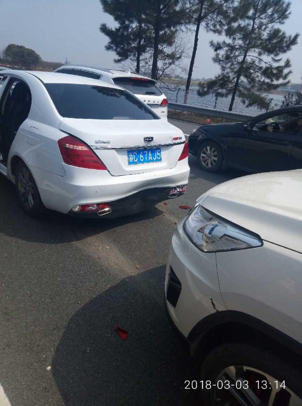 帝豪被北汽追尾