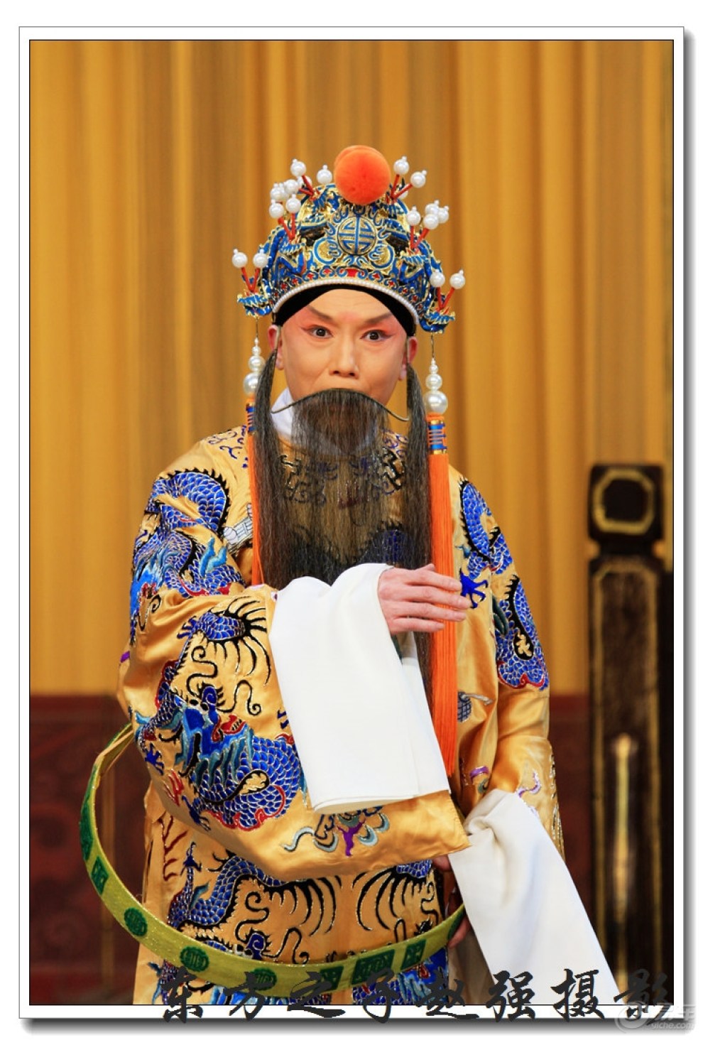 天津青年京剧团谭艳在中华剧院上演京剧《金水桥 》剧照