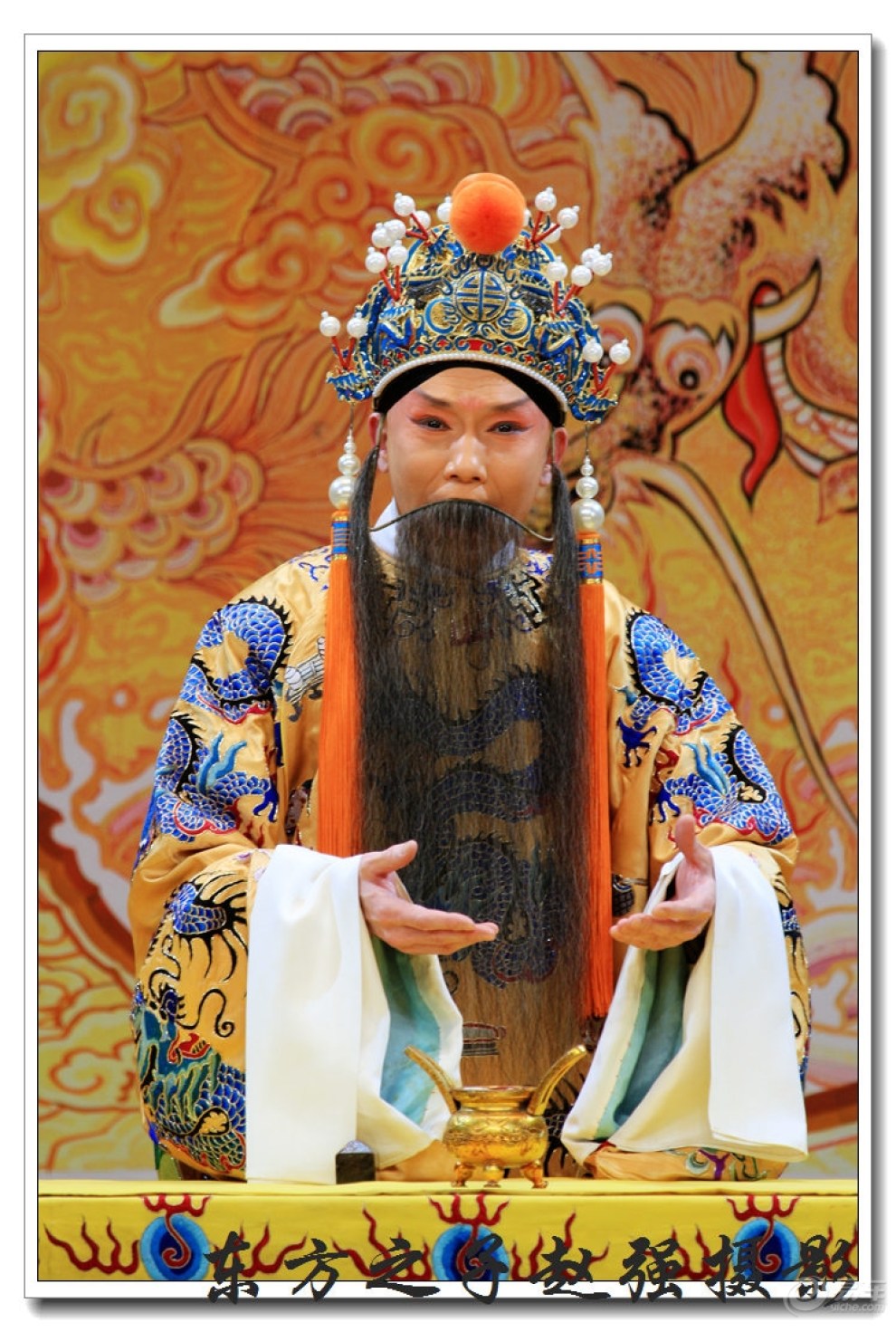 天津青年京剧团谭艳在中华剧院上演京剧《金水桥 》剧照