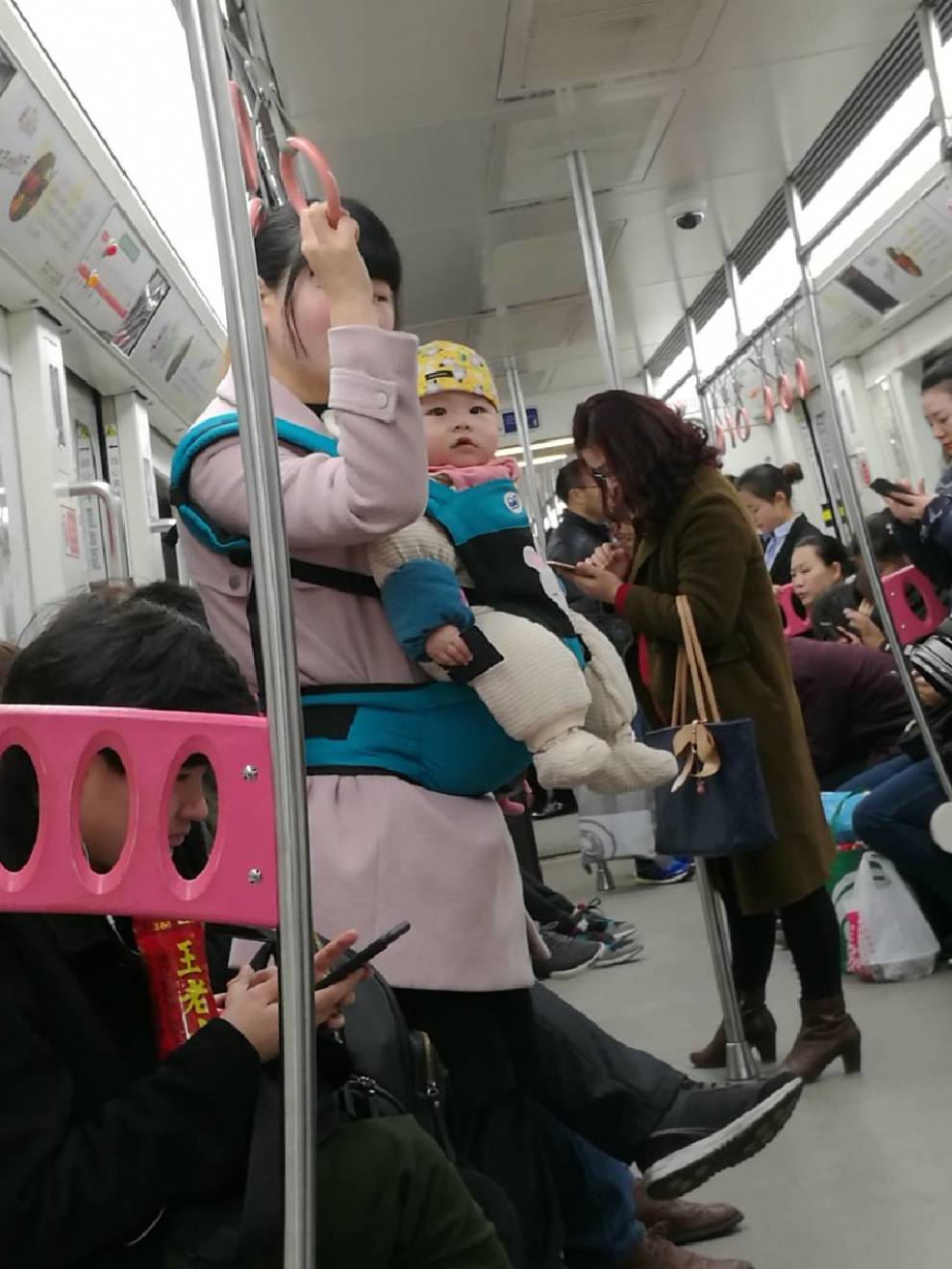 坐着轻轨游山城