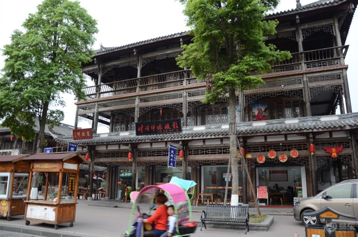 元通古镇著名的"夏家茶楼,看起来变化不大.