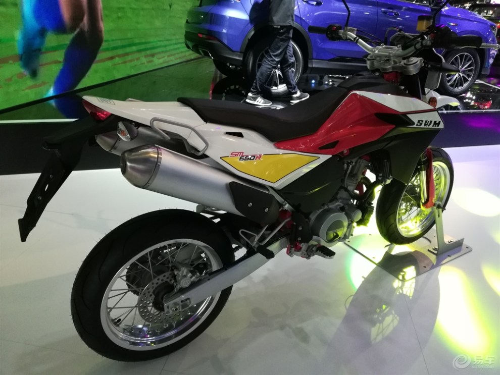 重庆车展的斯威场地记录,活力舞蹈配上魅力model