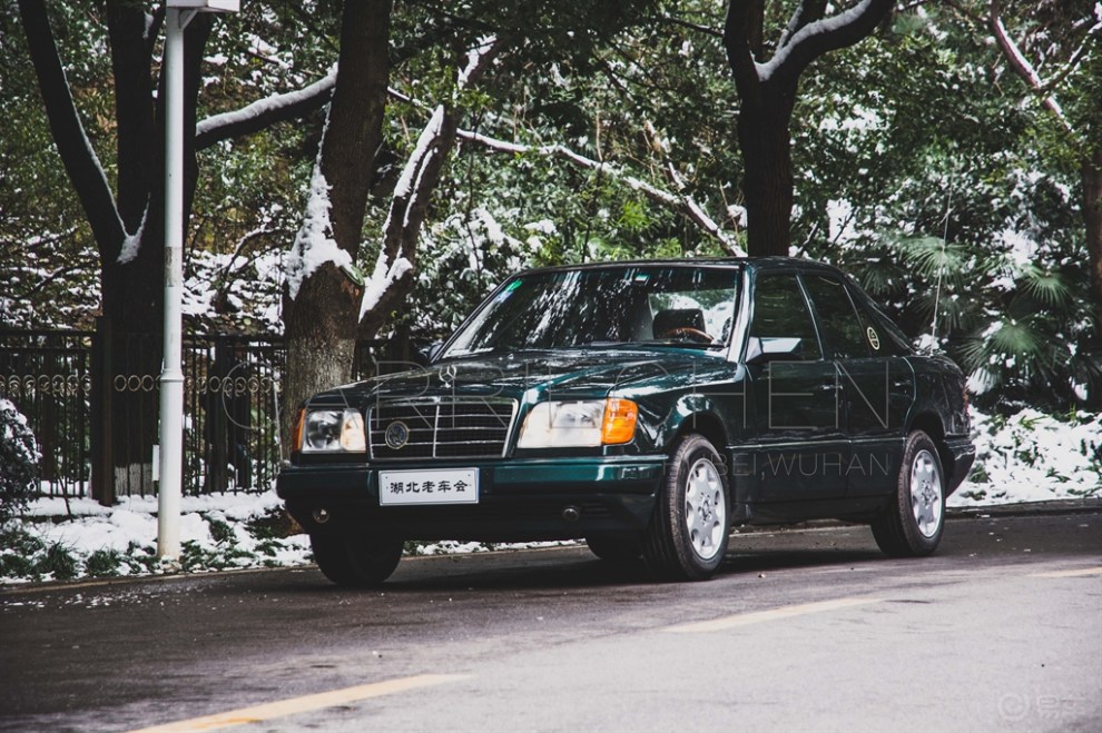 优雅与经典,行驶在冬日里的墨翠——梅赛德斯奔驰w124