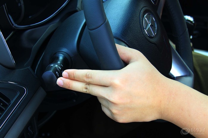 85米,手握方向盘时,转向灯拨杆还是不太容易扳到,在细节处理方面 还有